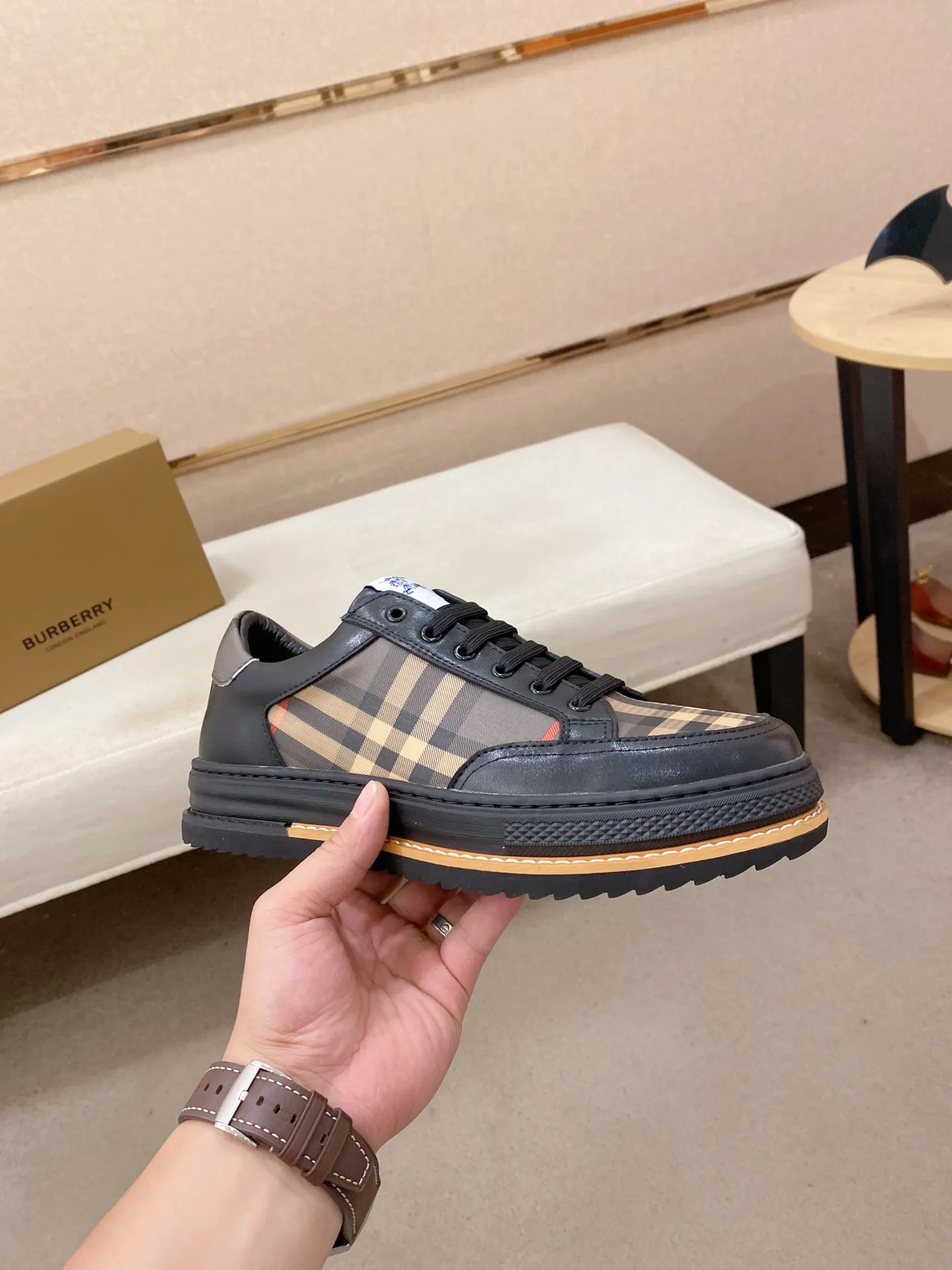Men's shoes 💰: 420💰🇮🇹🇮🇹BURBERRY's top purchasing agents are available simultaneously at the counter. 🔍🔍On sale at the same time. Positive code number: 38-44 Italian imported first-layer cowhide with fabric. Fully imported sheepskin lining, sole: the original sole is specially provided by the original factory, the exclusive movable molded sole is super comfortable, the original factory follows the order, 🔍🔍high quality, you can go in and out of the counter at will, welcome to compare. Can be customized. 45 non-refundable